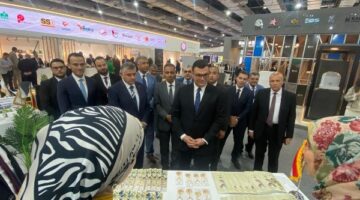 وزير الإسكان يزور جناح الوزارة في المعرض والمؤتمر الدولي للنقل