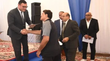 وزير الإسكان يسلم عقود وحدات سكن لكل المصريين في حدائق