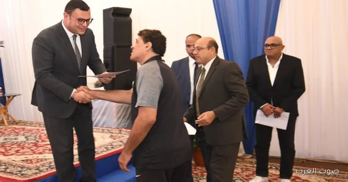 وزير الإسكان يسلم عقود وحدات سكن لكل المصريين في حدائق أكتوبر