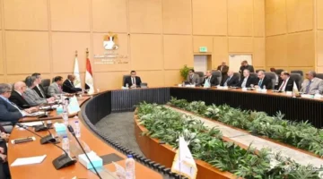 وزير الإسكان يعلن خطة جديدة لتحسين شركات مياه الشرب والصرف