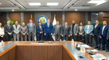 وزير البترول يكرّم مهند عاطف بعد فوزه بجائزة أفضل وكيل