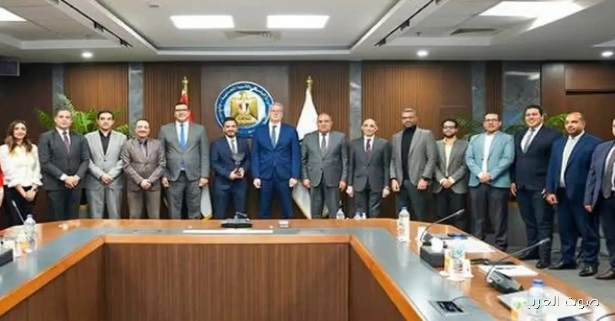 وزير البترول يكرّم مهند عاطف بعد فوزه بجائزة أفضل وكيل ذكاء اصطناعي