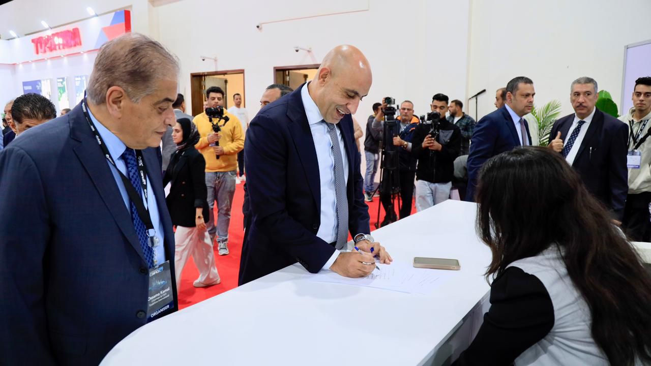 وزير التعليم يشوف جناح مدرستنا في معرض Cairo ICT ويتعرف