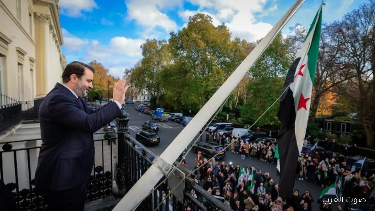 وزير الخارجية السوري يرفع علم بلده فوق سفارة سوريا في