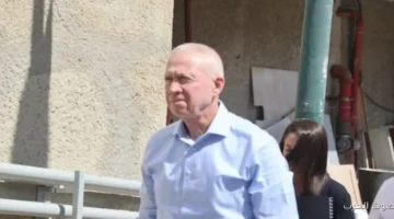 وزير الدفاع الإسرائيلي السابق مضطر يسيب بيته بقاله سنة بسبب