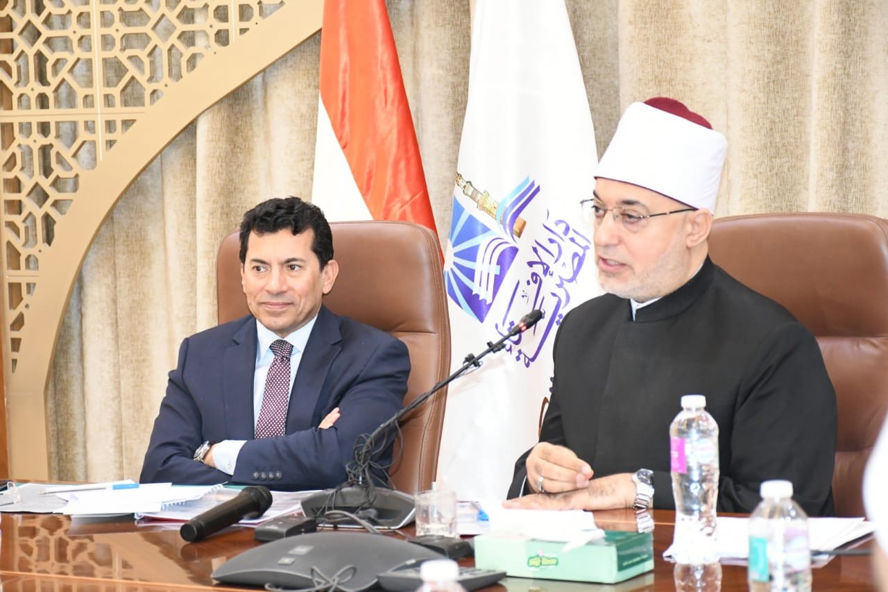 وزير الرياضة ومفتي الجمهورية يتكلموا عن كيف يساعدوا بعض في