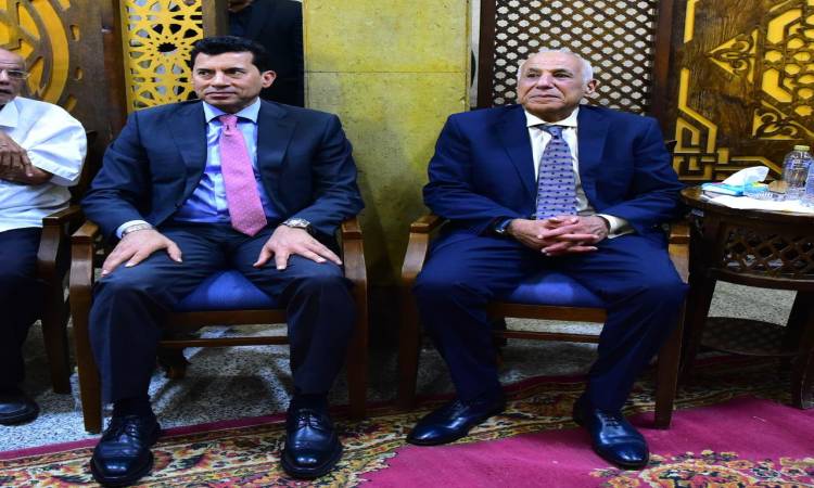 وزير الرياضة يُشارك في عزاء الراحل محمد صبري
