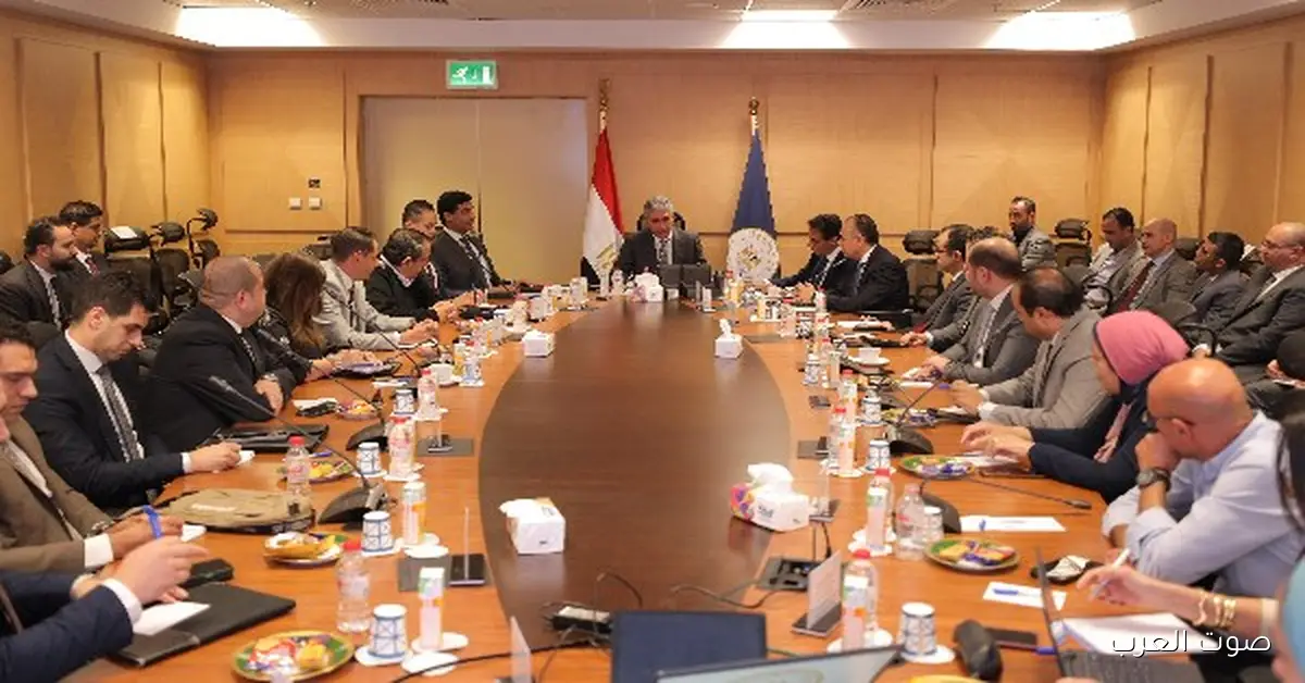 وزير السياحة يتابع آخر أخبار التأشيرة السياحية عند الوصول استعدادًا للتجربة في مطارات مصر