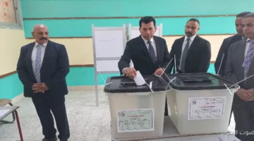 وزير الشباب والرياضة يصوت في انتخابات النواب بالشروق