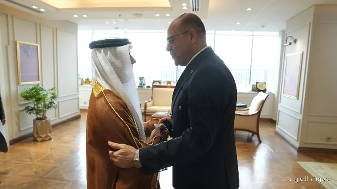 وزير العمل يتكلم مع السفير الإماراتي عن تقوية التعاون في