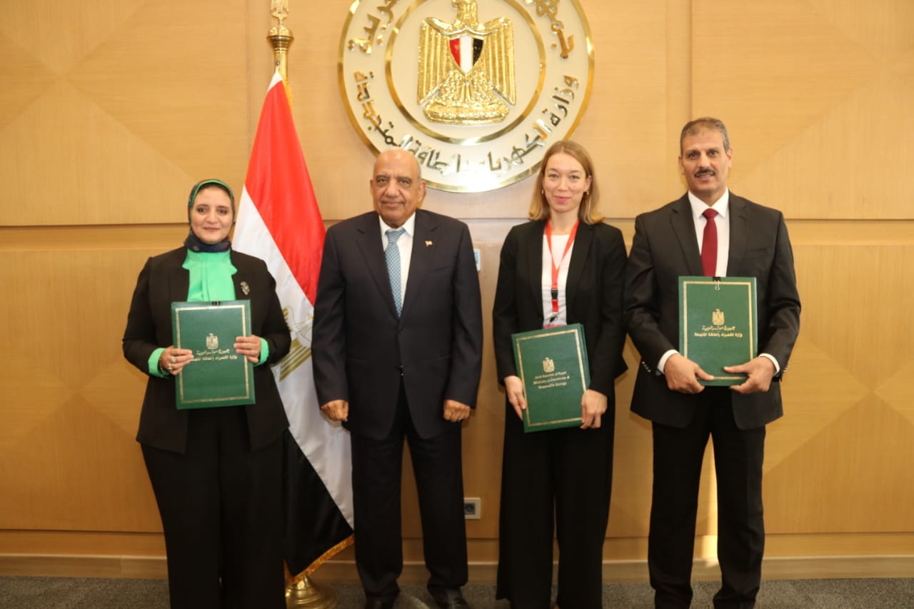 وزير الكهرباء يحضر توقيع اتفاقية بـ 50 مليون يورو بين