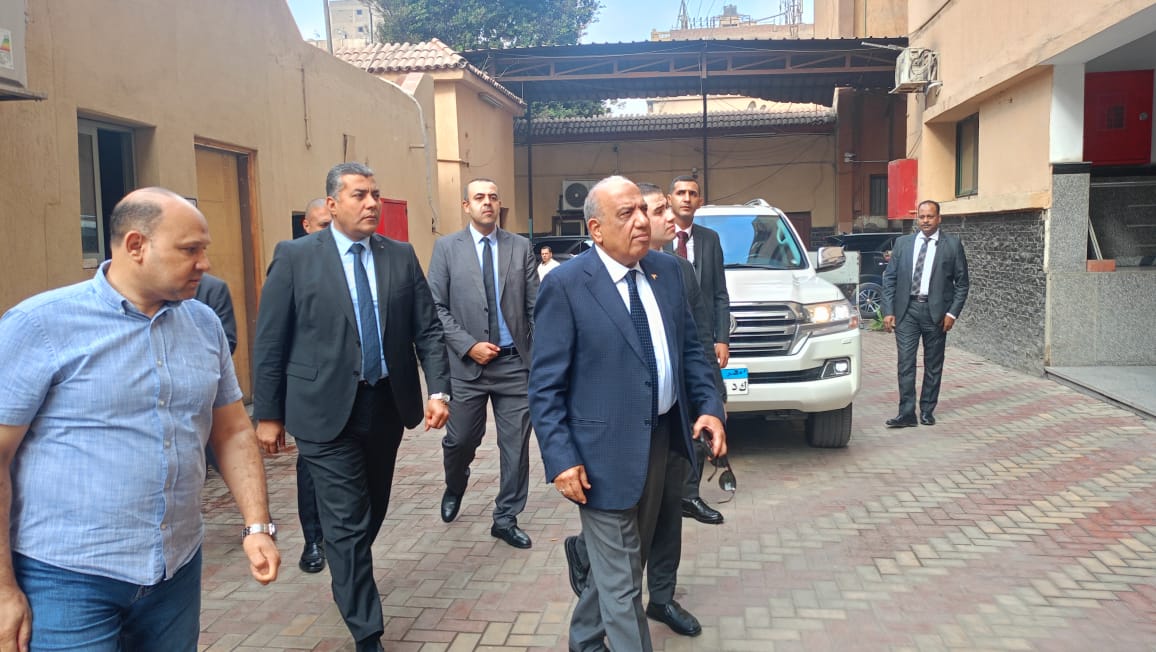 وزير الكهرباء يزور إدارة شبكات الحلمية في شمال القاهرة صور