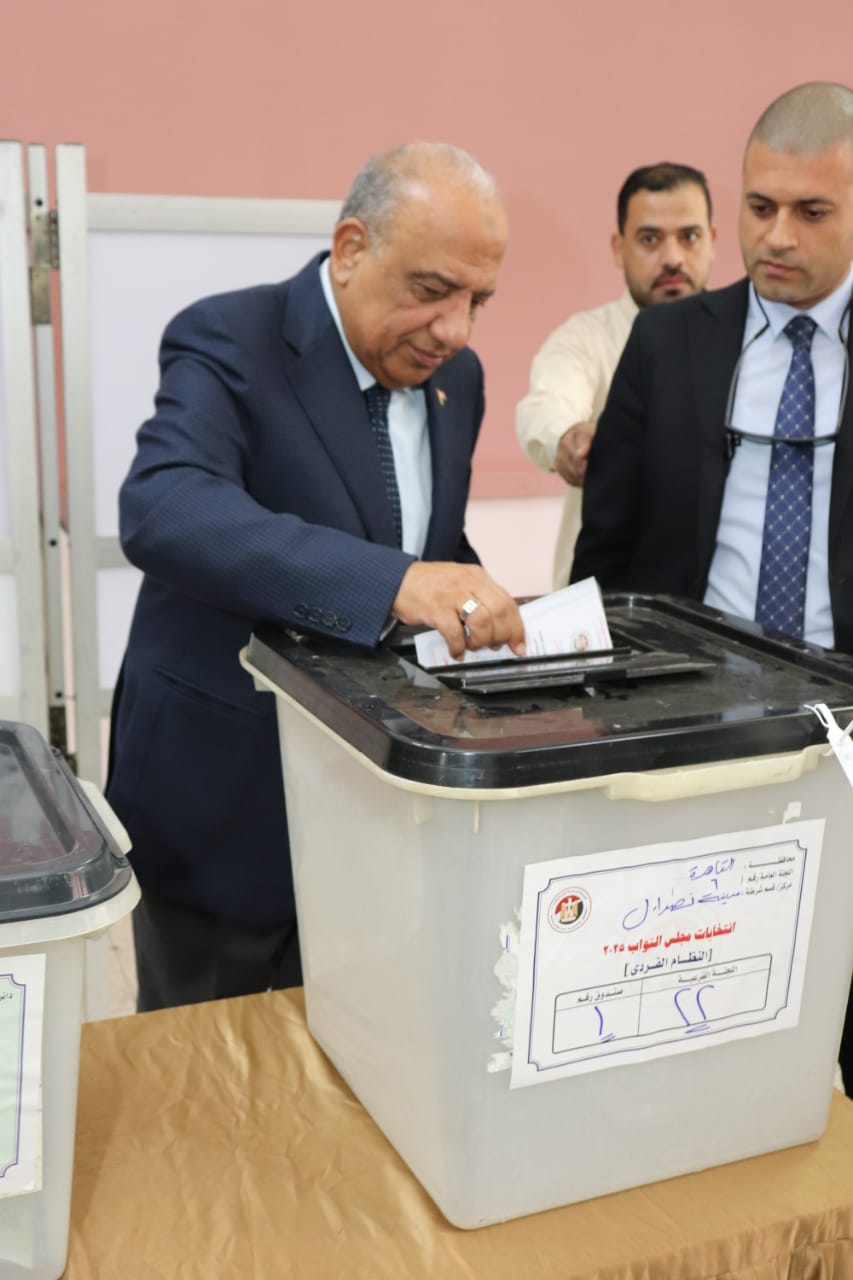 وزير الكهرباء يشارك في انتخابات النواب ويدلي بصوته في مدرسة