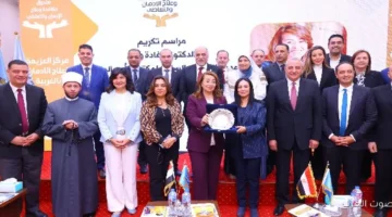 وزيرة التضامن تكرم الدكتورة غادة والى وتديها درع صندوق الإدمان