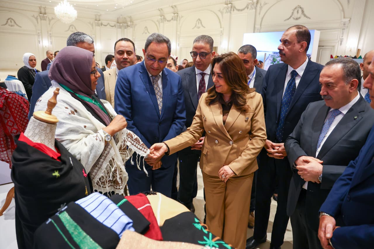 وزيرة التنمية المحلية تفتتح معرض لمشروعات التنمية في صعيد مصر