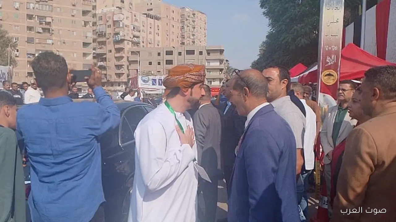 وفد من البرلمان العربي يزور مدرسة عثمان بن عفان في إمبابة عشان يتابع الانتخابات