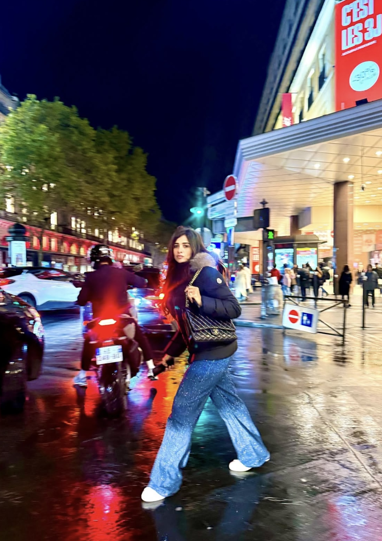 ياسمين عبد العزيز بتلفت الأنظار بإطلالة جديدة وجميلة