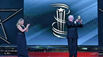 يسرا بتسلم حسين فهمي جائزة تكريمه في مهرجان مراكش