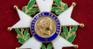 يسرا تتسلم وسام جوقة الشرف من فرنسا صور وفيديو