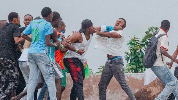 1764582312 188 فوضى في ديربي كينشاسا شغب بين الجماهير في الدوري الكونغولي