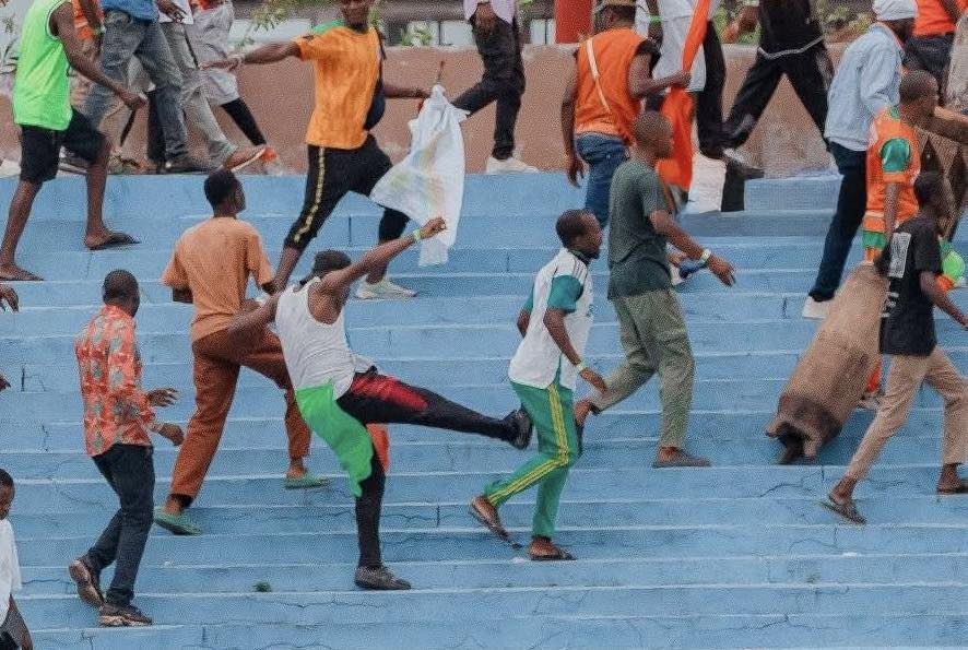 1764582312 580 فوضى في ديربي كينشاسا شغب بين الجماهير في الدوري الكونغولي