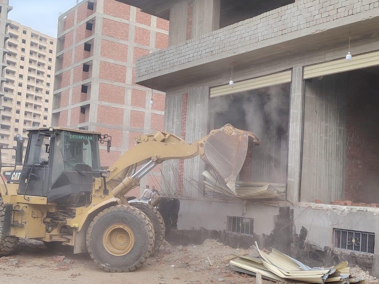 1764586412 539 التنمية المحلية إزالة مخالفات في 5 مباني بالشرقية و9 عقارات