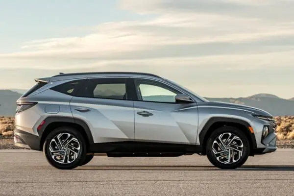 1764590441 264 أنت تفضل إيه مرسيدس بنز GLA 200 ولا هيونداي توسان