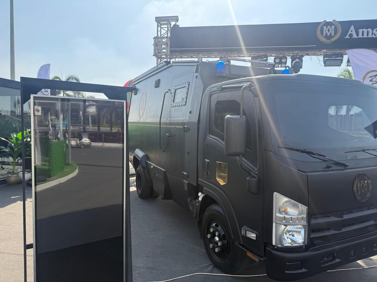 1764603080 200 مدرعات وكاسحات ألغام مصرية في جناح مجموعة أمستون بمعرض إيديكس