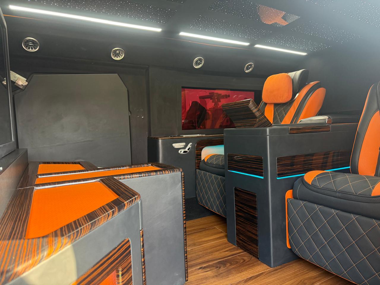 1764603080 964 مدرعات وكاسحات ألغام مصرية في جناح مجموعة أمستون بمعرض إيديكس