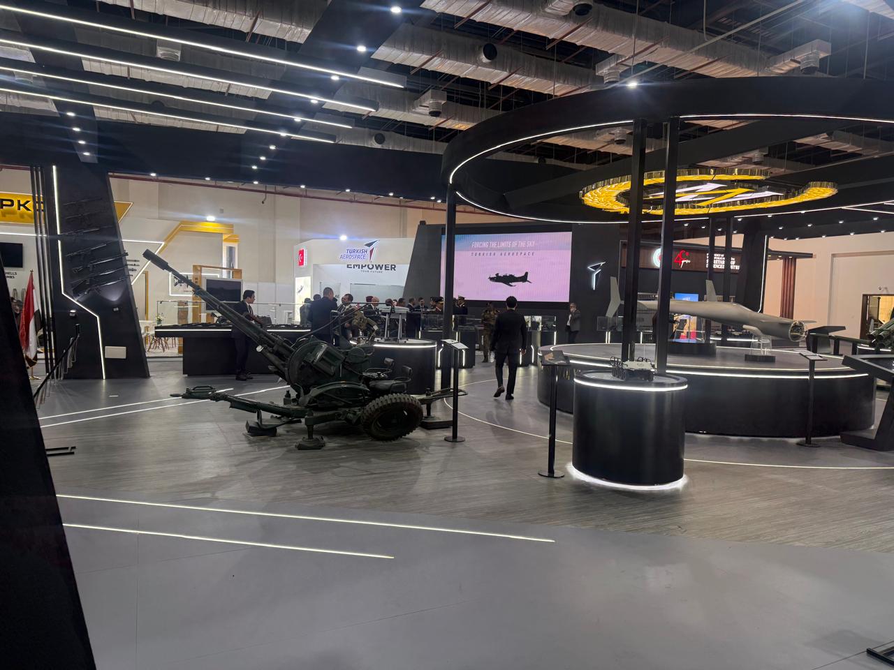 مسيرات انتحارية في جناح شركة أمستون بمعرض إيديكس 2025 - صور من مصر 10 1764612823 930 مسيرات انتحارية في جناح شركة أمستون بمعرض إيديكس 2025