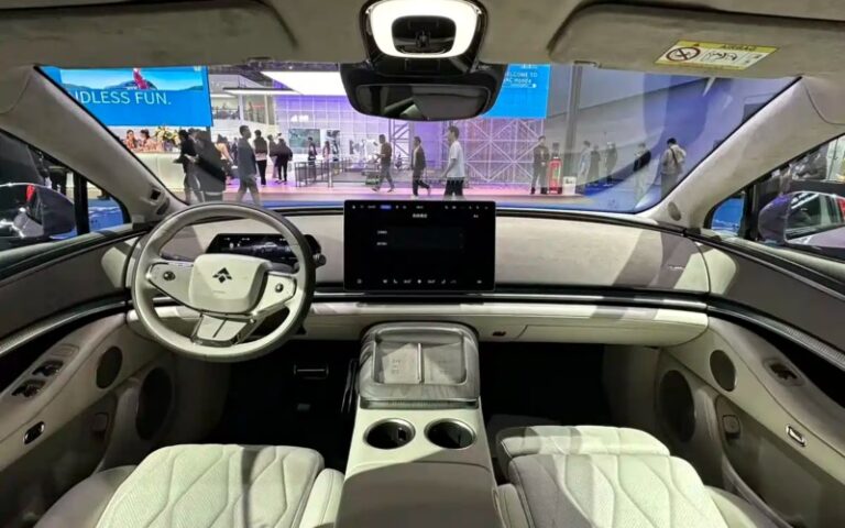 1764619288 503 جي إيه سي تطلق هايبتك A800 أحدث سيارات الكهرباء في