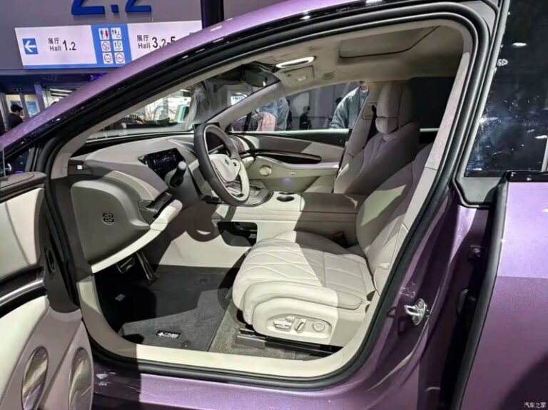 1764619288 572 جي إيه سي تطلق هايبتك A800 أحدث سيارات الكهرباء في