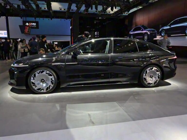 1764619288 882 جي إيه سي تطلق هايبتك A800 أحدث سيارات الكهرباء في