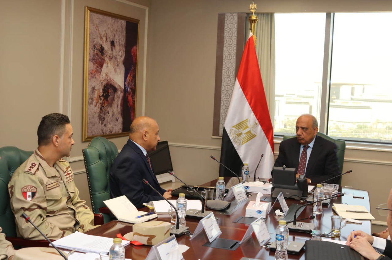 اجتماع وزير الكهرباء مع المسؤولين