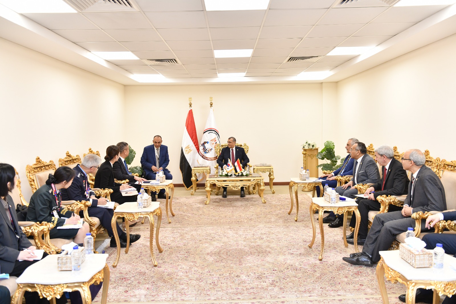 1764674597 213 الشركات الكورية تتألق في EDEX خط إنتاج هاوتزر K9 A1