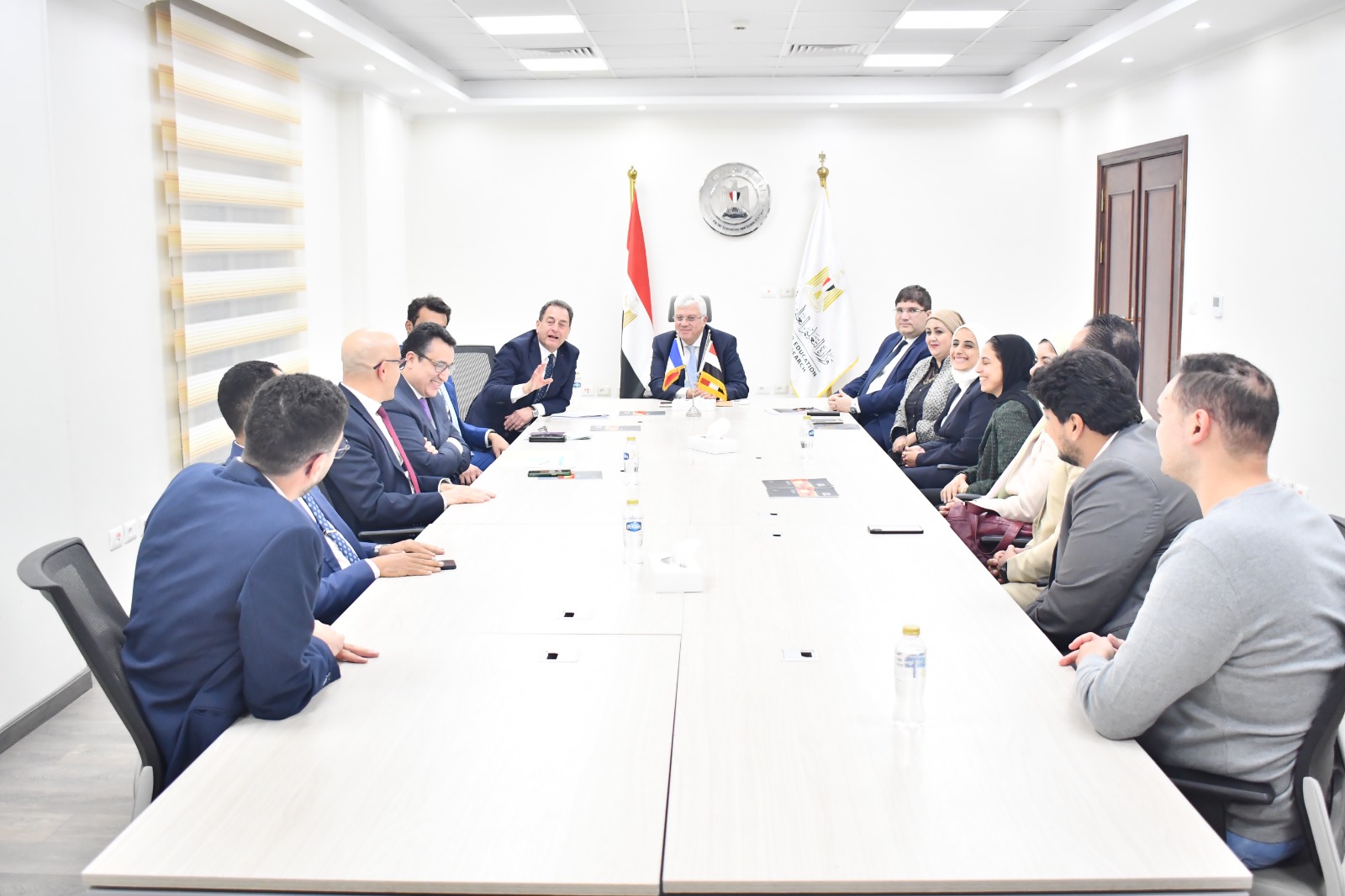 صورة للوزير خلال اللقاء