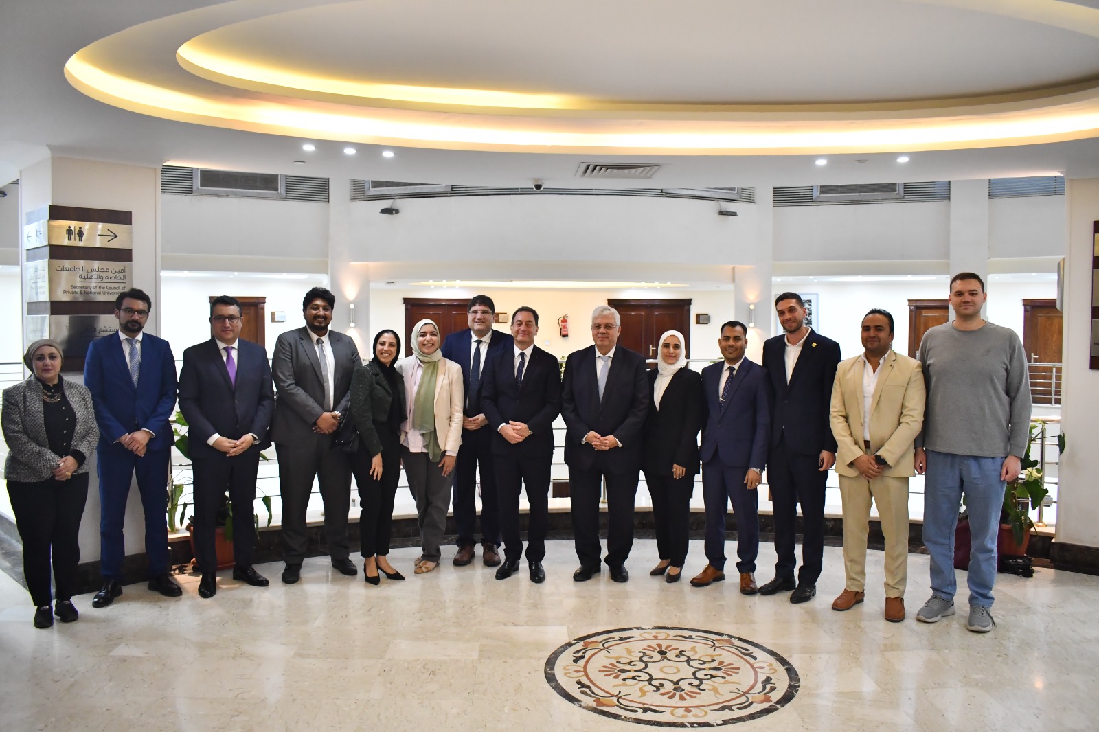 صورة للسفير الفرنسي