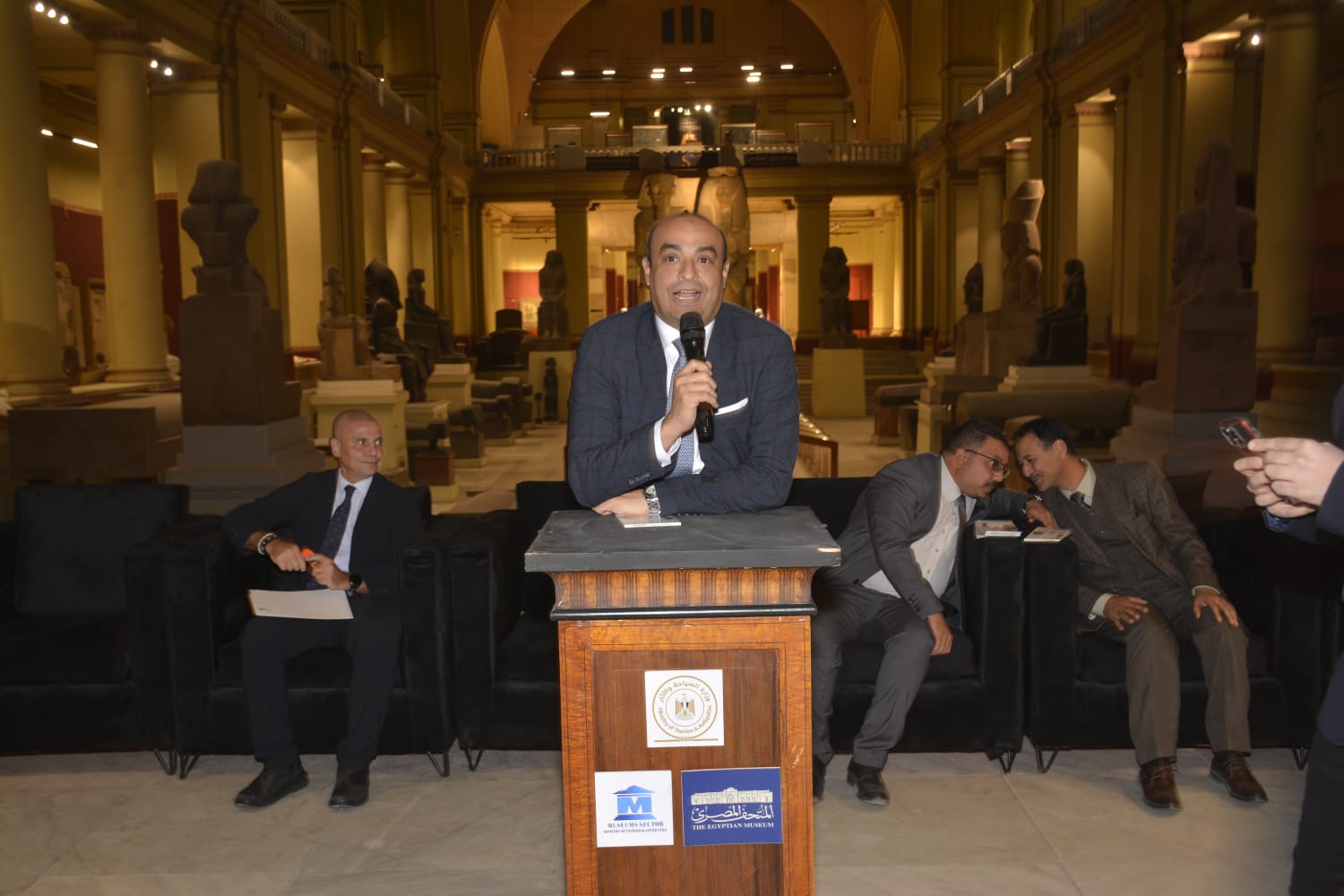 1764677548 554 افتتاح معرض صور عن مقبرة الملكة نفرتاري في المتحف المصري