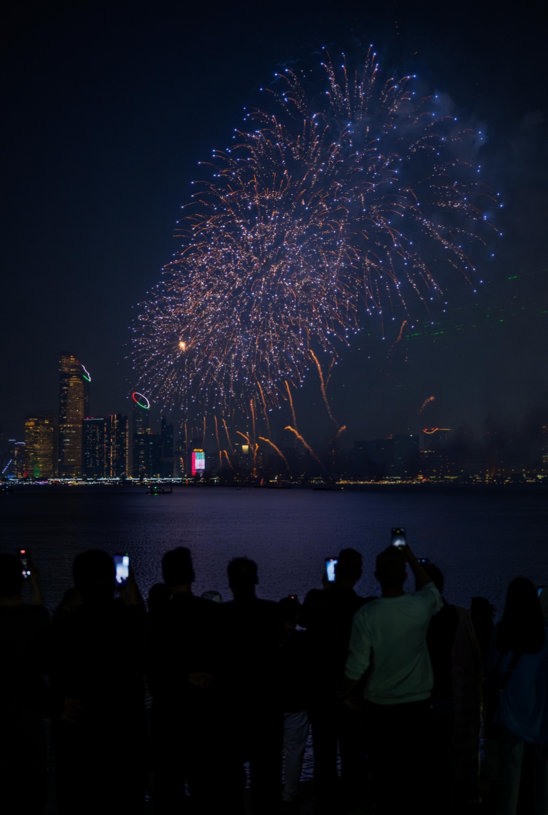 1764702470 249 احتفالات عيد الوطني للإمارات بفنون وألعاب نارية على كورنيش أبوظبي