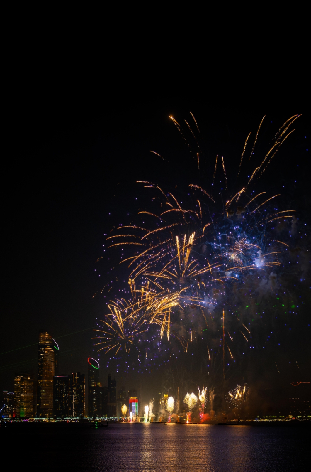 1764702470 272 احتفالات عيد الوطني للإمارات بفنون وألعاب نارية على كورنيش أبوظبي