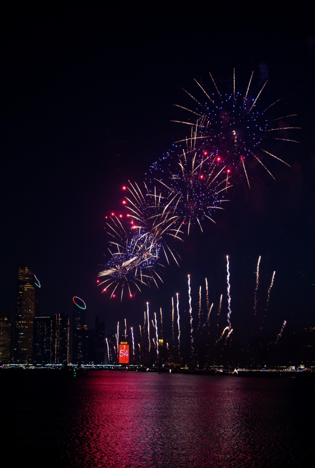 1764702470 390 احتفالات عيد الوطني للإمارات بفنون وألعاب نارية على كورنيش أبوظبي