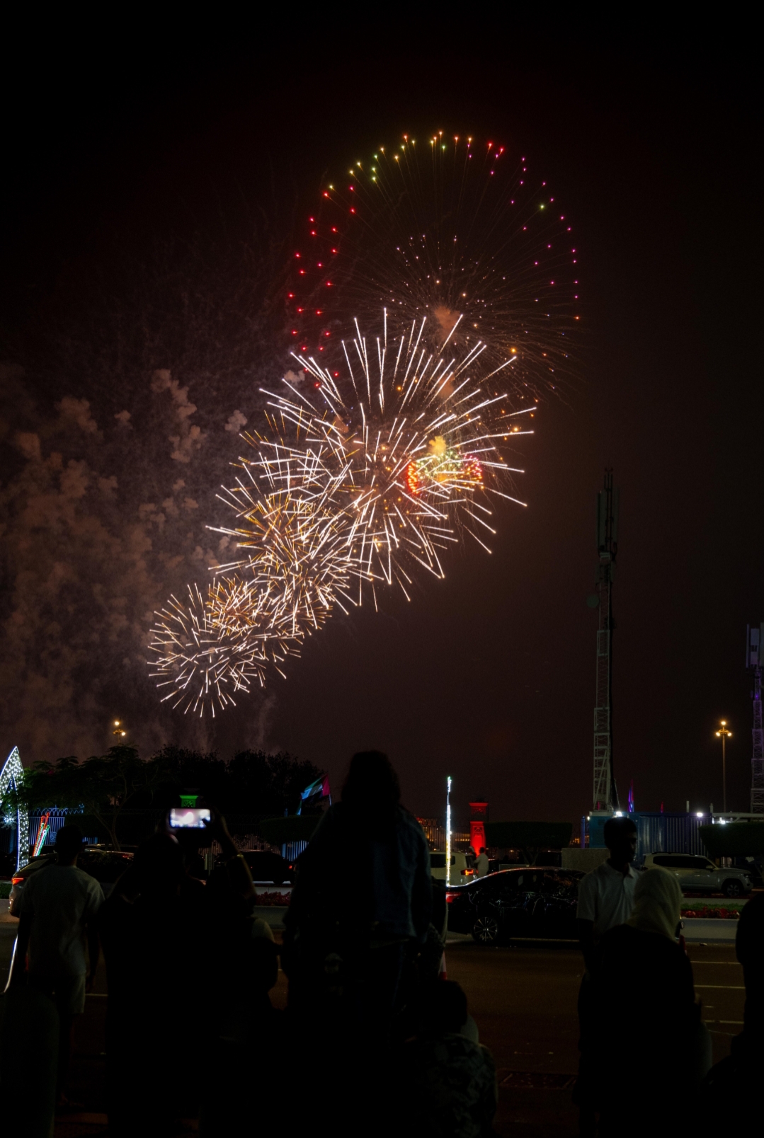 1764702470 674 احتفالات عيد الوطني للإمارات بفنون وألعاب نارية على كورنيش أبوظبي