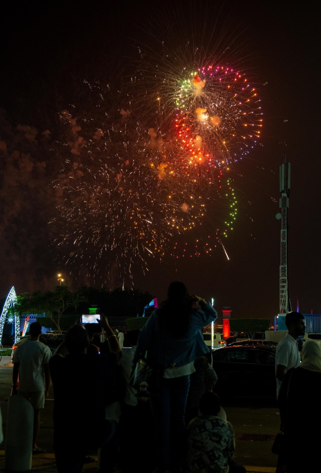1764702470 860 احتفالات عيد الوطني للإمارات بفنون وألعاب نارية على كورنيش أبوظبي