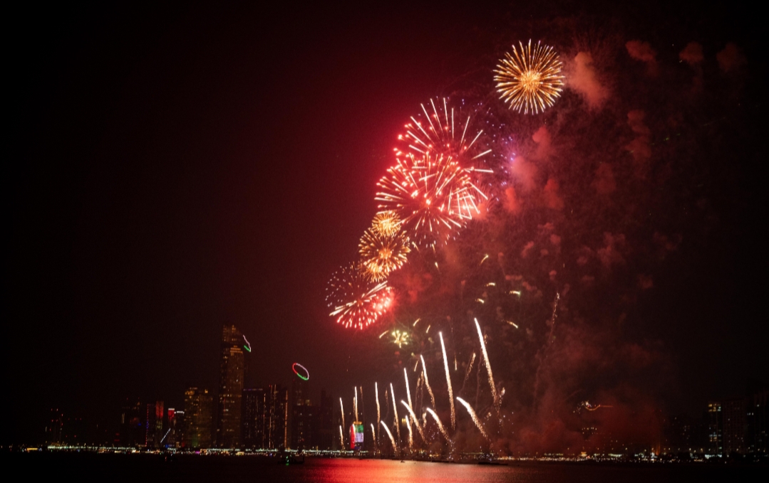 1764702470 961 احتفالات عيد الوطني للإمارات بفنون وألعاب نارية على كورنيش أبوظبي