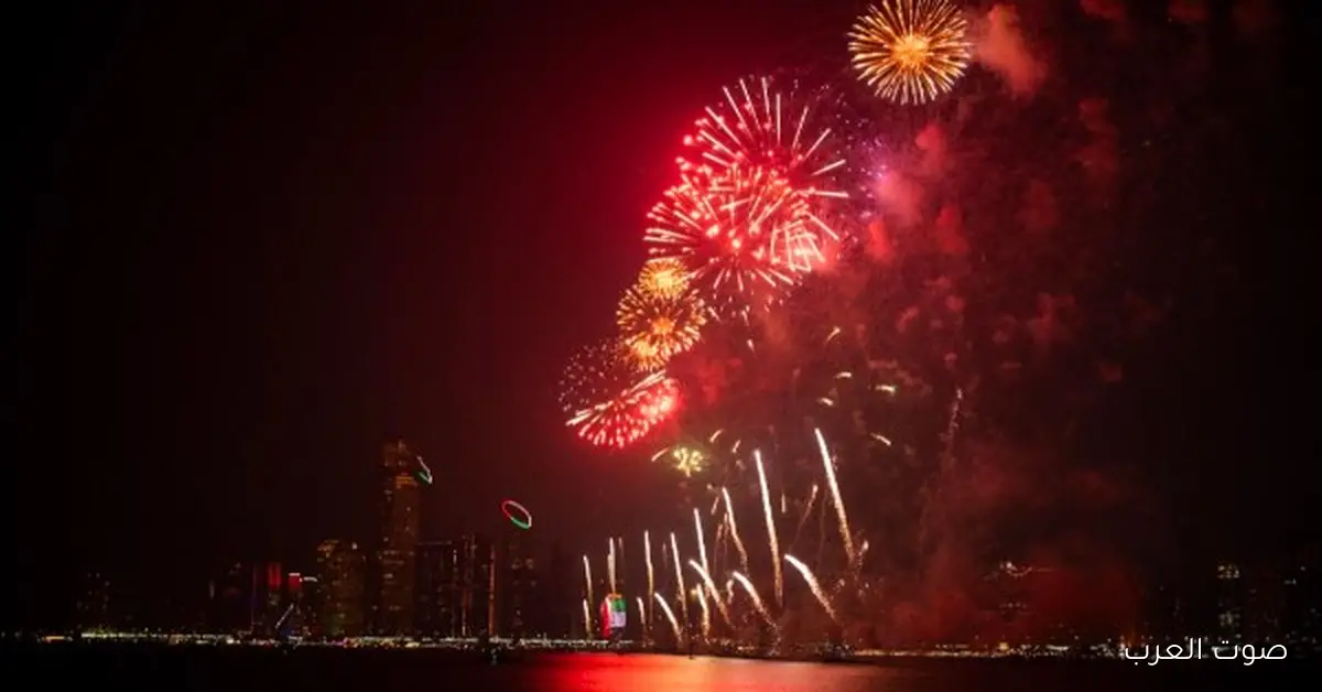 احتفالات عيد الوطني للإمارات بفنون وألعاب نارية على كورنيش أبوظبي مع صور