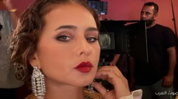 1764715154 نيللي كريم متألقة بلوك كلاسيكي ومجوهرات فخمة في كواليس الست