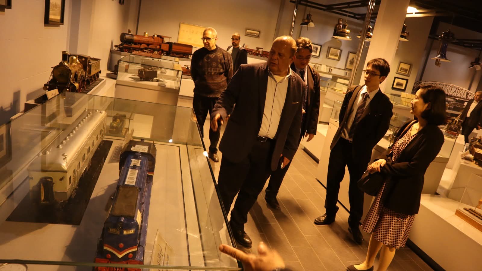 1764724057 877 رئيس هيئة السكة الحديد يتناقش مع اليابان علشان يطوروا الصناعة