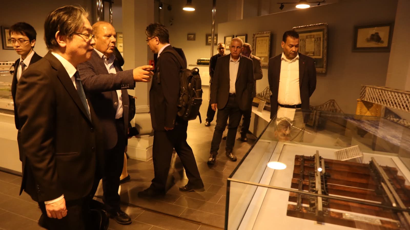 1764724058 57 رئيس هيئة السكة الحديد يتناقش مع اليابان علشان يطوروا الصناعة