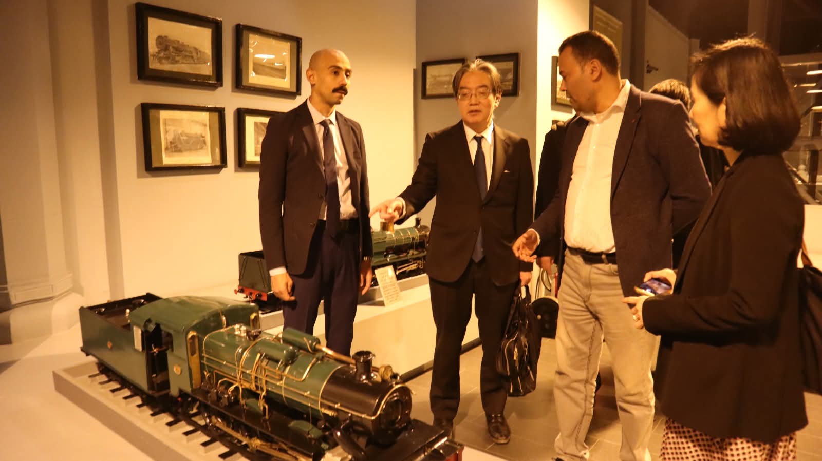 1764724058 638 رئيس هيئة السكة الحديد يتناقش مع اليابان علشان يطوروا الصناعة