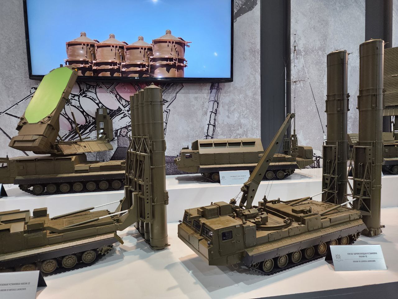 1764752813 141 روسيا بتعرض لأول مرة صواريخ S400 وأحدث طيارة مقاتلة في